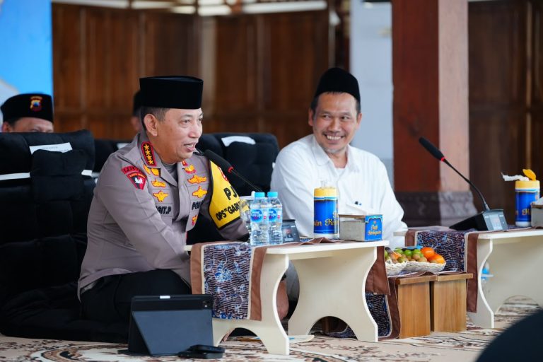 Ngaji Gus Baha Satukan Santri dan Jajaran Polri Se-Indonesia, 42 Ribu Peserta Gaungkan Semangat Kebangsaan