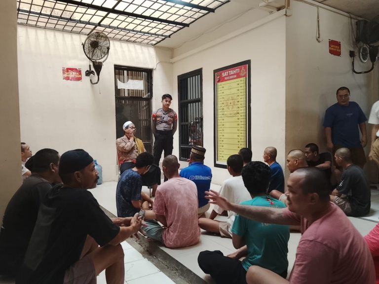 Binrohtal Rutin Kamis Pagi, Warga binaan Polres Bontang Dapat Siraman Rohani Pentingnya Sholat dan Dzikir