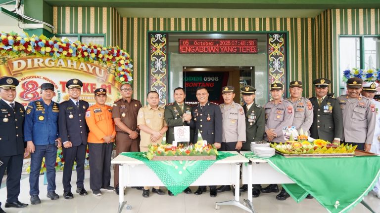 Perkuat soliditas, Polres Bontang Serahkan Tumpeng HUT Ke-81 TNI ke Kodim 0908, Subdenpom dan Yonarhanud 7/ABC