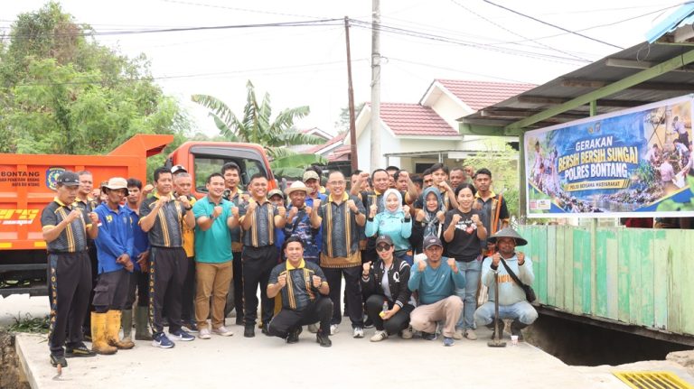 Wujud Polisi Bersama Masyarakat, Polres Bontang bersinergi bersama Kelurahan dan Warga sekitar gelar aksi bersih sungai di Rt 4, 9 dan 42 Kel Gunung Elai