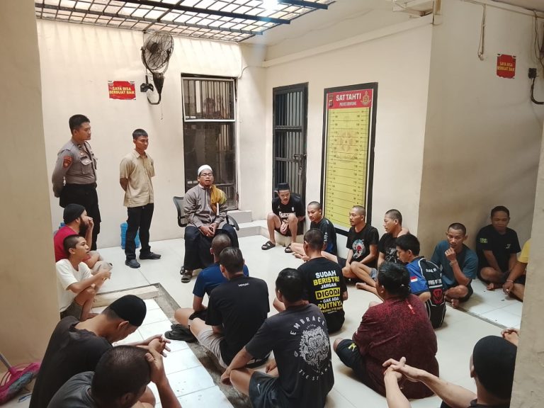 Polres Bontang Gelar Binrohtal Rutin di Rutan, Ustadz LDNU Bawakan Materi Masa Muda Hanya Diketahui di Masa Tua