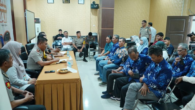 Polres Bontang Gelar Kumpul Bersama Masyarakat melalui Forum Dialogis di Aula Kelurahan Gunung Elai