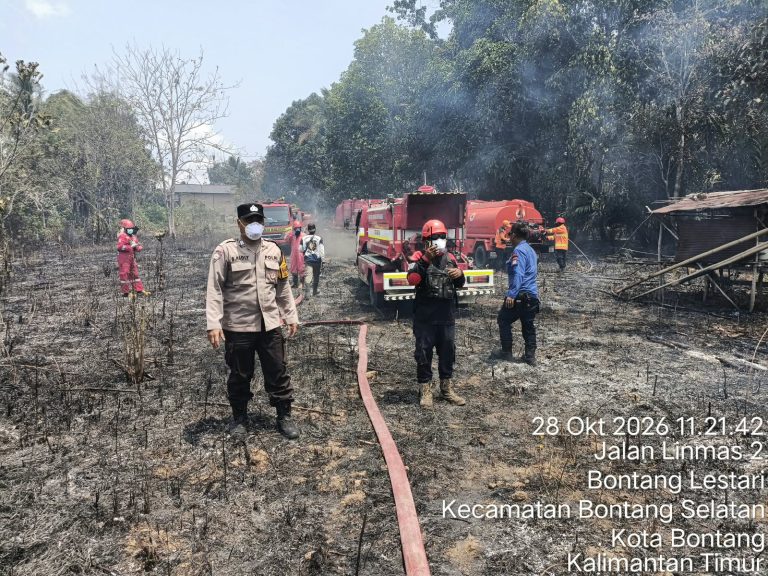 Karhutla 0,5 Ha di Nyerakat Kampung, Bhabinkamtibmas dan Damkar Padamkan Kebakaran Semak Belukar di Jl Linmas 2 RT 08